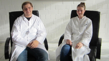 Die neuen Auszubildenden im Institut für Bedarfsgegenstände Lüneburg: (von links) Daniel Baden und Melanie Feer