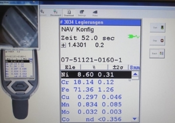 Das Gerät zeigt einen Gehalt von 8,6 % Nickel, 18,14 % Chrom sowie 71,36 % Eisen. Mit zu berücksichtigenden Schwankungen entspricht das Ergebnis den Vorgaben eines „rostfreien Edelstahls“.