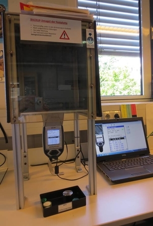 Messstation mit strahlungssicherer Kammer und darunter angebrachter Hand RFA und Auswertcomputer