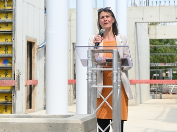 Ministerin Miriam Staudte am Redepult auf der Baustelle.