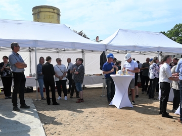 Vor offenen Partyzelten stehen viele Besucherinnen und Besucher - zum Teil an Stehtischen.