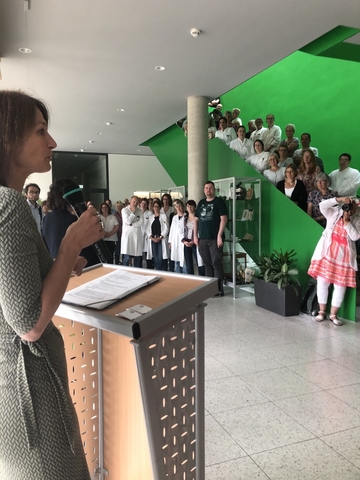 Im Foyer des LVI Oldenburg: Ministerin Staudte spricht ins Mikrofon und begrüßt die Mitarbeitenden des LVI Oldenburg.