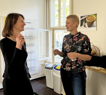 Institutsleiterin Dr. Gertje Petersen spricht mit Ministerin Miriam Staudte vor der Führung durch die Einrichtung.