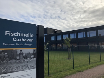 Foto des Institutsgebäudes an der Fischmeile in Cuxhaven.
