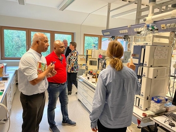 Herr Supramanium und Herr Dr. Manan stehen im Labor des LVI Oldenburg und betrachten mit einer Mitarbeiterin des Instituts interessiert verschiedene Gerätschaften.