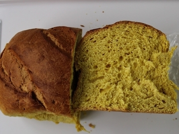 Aufgeschnittenes Kürbisbrot auf einer Platte.