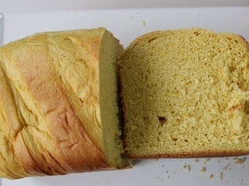 Aufgeschnittenes helles Kürbisbrot auf einer Platte.