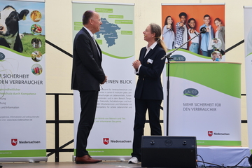 Präsidentin des LAVES Dr. Andrea Luger (rechts) mit dem ehemaligen Präsidenten des LAVES Prof. Dr. Eberhard Haunhorst (links) im Gespräch
