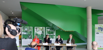 Im Pressegespräch (von links nach rechts): Institutsleiterin Michaela Berges, Ministerin Miriam Staudte, Präsidentin Dr. Andrea Luger, Pressesprecherin Hiltrud Schrandt