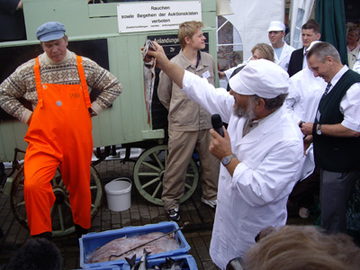 Überprüfung der Fisch-Qualität vor der Versteigerung