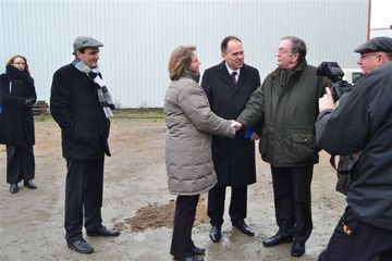 Institutsleiterin Dr. Edda Bartelt begrüßt Landwirtschaftsminister Gert Lindemann