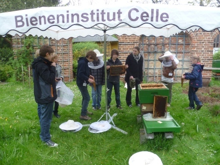 Kinder im Institutsgarten