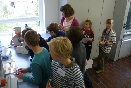 Schülergruppe im Labor