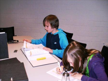 2 Schüler mit Aktenordnern am Tisch