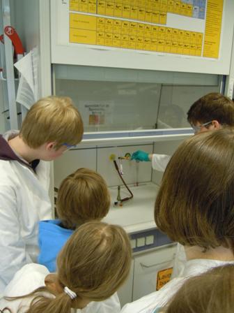 Schüler experimentieren im Labor