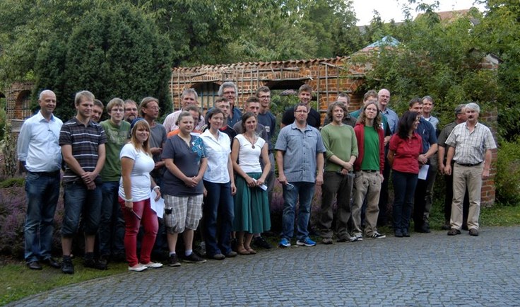 Imkergesellen im Garten des IB Celle