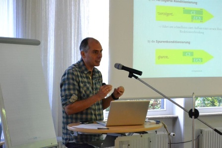 Referent am Rednerpult