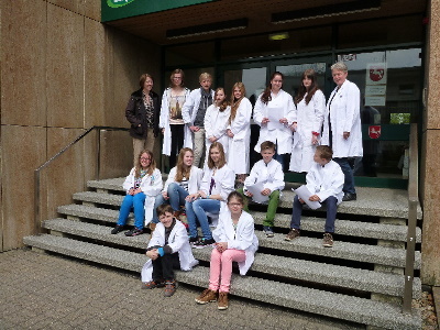 Die Schülerinnen und Schüler vor dem Institut in Braunschweig.
