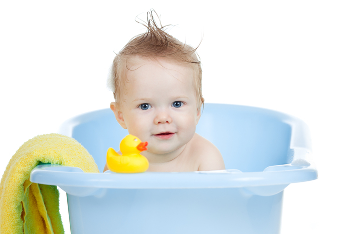 Baby sitzt in Badewanne