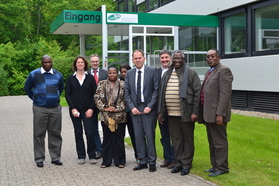 Mitglieder der südafrikanischen Delegation und Mitarbeiter des LAVES