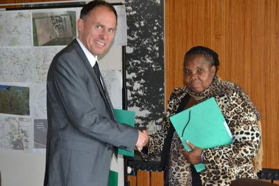 Ministerin Zoleka Capa und LAVES-Präsident Eberhard Haunhorst