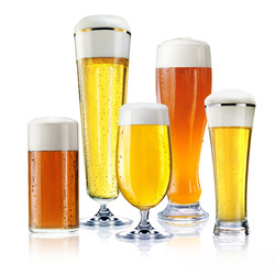 Verschiedene Biergläser mit unterschiedlichen Bieren.