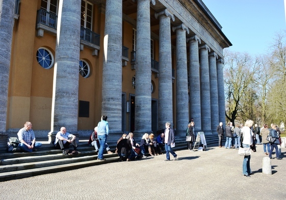 Teilnehmer vor dem Gebäude des ehemaligen Landtags