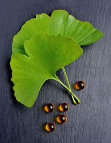 Ginkgo-Blatt und Kapseln