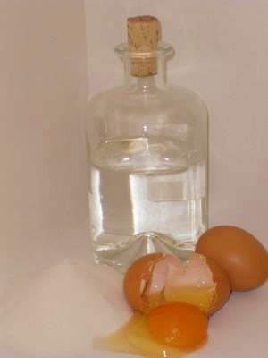 Zutaten für Eierlikör: Alkohol und Eier