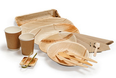 eine Sammlung verschiedener Bambusprodukte für den Küchenbedarf