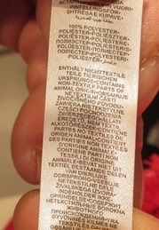Textilkennzeichnung mit Schriftzug "Enthält nichttextile Teile tierischen Ursprungs" in verschiedenen Sprachen