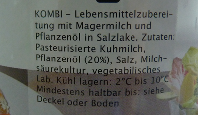 KOMBI- Lebensmittelzubereitung mit Magermilch und Pflanzenöl in Salzlake. Zutaten: Pasteurisierte Kuhmilch, Pflanzenöl (20 Prozent), Salz, Milchsäurekultur, vegetablisches Lab.