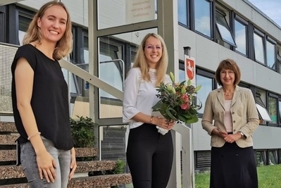 D. Schröder mit Ihrer Ausbilderin und der Vizepräsidentin vor dem LAVES Gebäude