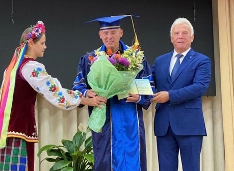 Prof. Dr. Eberhard Haunhorst (Bildmitte) wurde durch den Rektor der Nationalen Universität für Lebens- und Umweltwissenschaften (NUBiP) Kiew, Prof. Stanislav Nikolaienko, zum Honorarprofessor ernannt