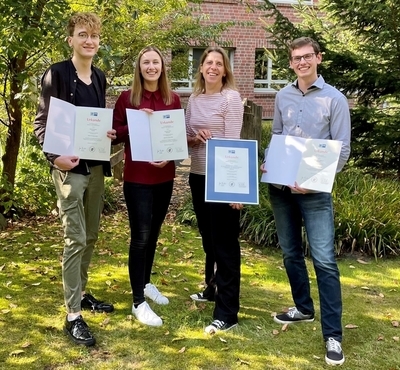 Freuen sich über die Auszeichnungen der IHK Oldenburg (von links): Manfred Brinker, Natascha Gröne, Mirjam Eberlei (Ausbilderin) und Dennis Diekmann.