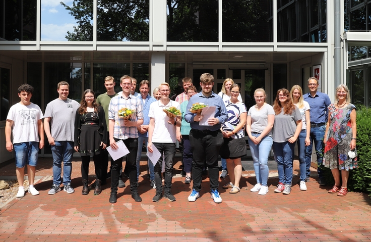 Gruppenbild erste Reihe von links: Johannes Coßmann, Malte Müller, Jens von Essen Weitere Personen: Eltern, Freunde, Mitauszubildende, Ausbilderin Dr. Juliane Nobmann, Abteilungsleiter Dr. Jens Brackmann, stellvertr. Institutsleiterin Dr. Ute Mauermann