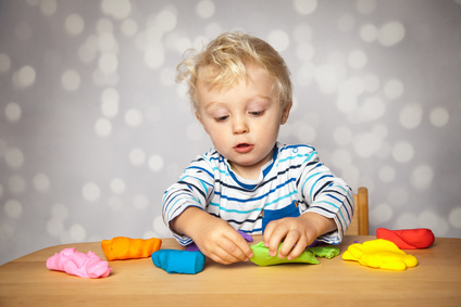 Kind spielt mit bunter Knete