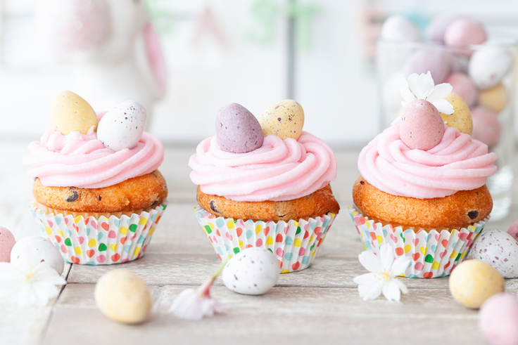 Österliche Muffins in bunten Papierformen mit Deko-Eiern