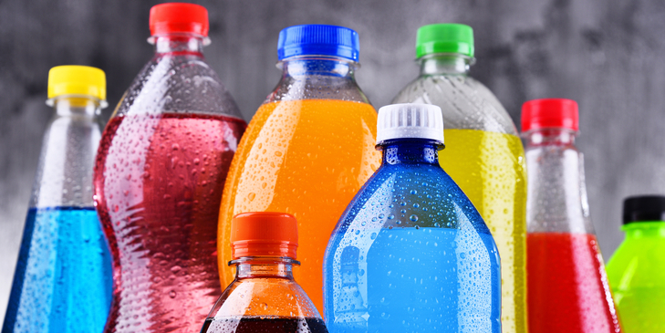 Plastikflaschen mit verschiedenen kohlensäurehaltigen Erfrischungsgetränken