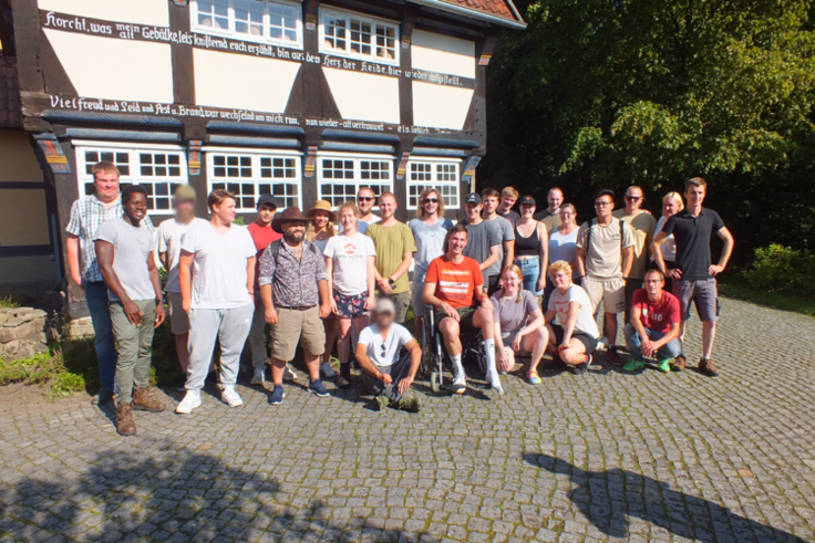 Gruppenbild in Celle mit den 25 Teilnehmenden der Abschlussprüfung.