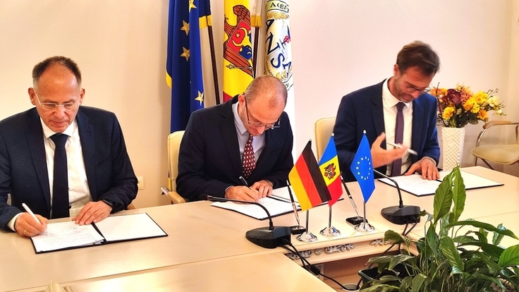 Prof. Dr. Eberhard Haunhorst (LAVES), Radu Musteața (ANSA) und Dr. Andreas Gramzow (GFA) unterschreiben die Vereinbarungen zur Verwaltungspartnerschaft.