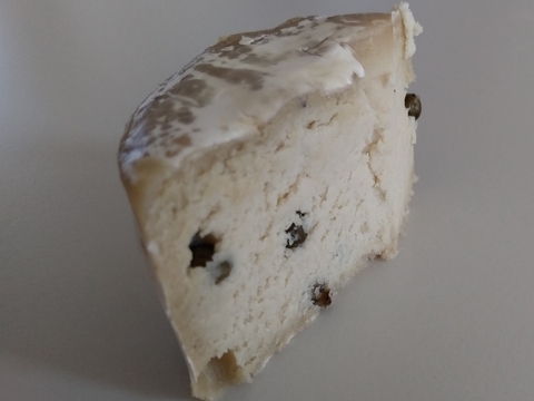 Vegane Alternative zu einem Weichkäse mit Pfefferkörnern und Edelschimmel.