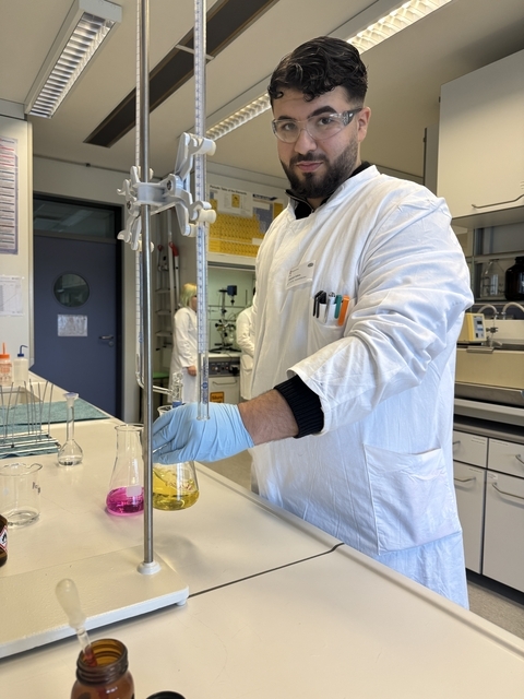 Ein Auszubildender für den Beruf Chemielaborant ist im Ausbildunglabor des LAVES und führt eine Säure-Basen-Bestimmung durch.