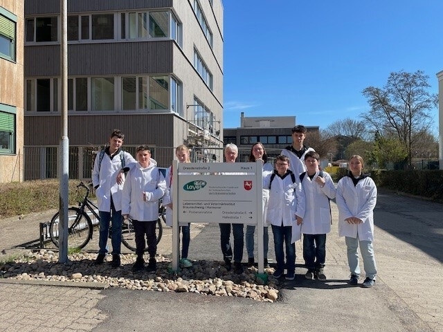 Gruppenfoto vor dem Eingang.