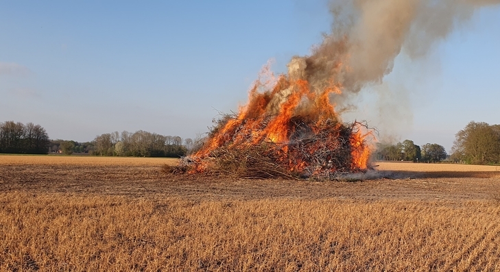 Ein brennendes Osterfeuer in Niedersachsen.
