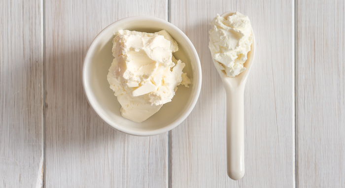 Frischer weicher Mascarpone-Käse in einer weißen Schüssel