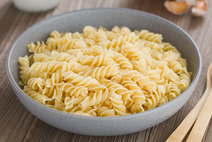 Gekochte Fusilli-Nudeln serviert in einer Schüssel ohne Sauce