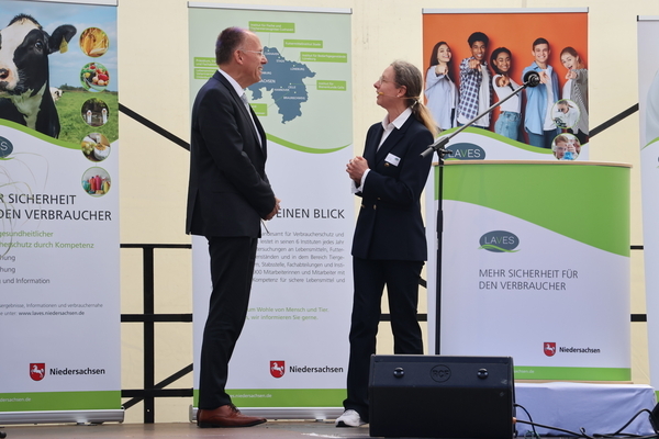 Präsidentin des LAVES Dr. Andrea Luger (rechts) mit dem ehemaligen Präsidenten des LAVES Prof. Dr. Eberhard Haunhorst (links) im Gespräch
