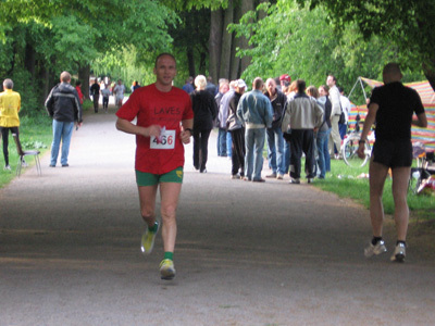 Dirk Siekmeier ist beim Zieleinlauf nicht aufzuhalten.