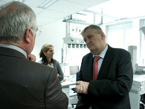 Landwirtschaftsminister Hans-Heinrich Ehlen besichtigt die neuen Labore